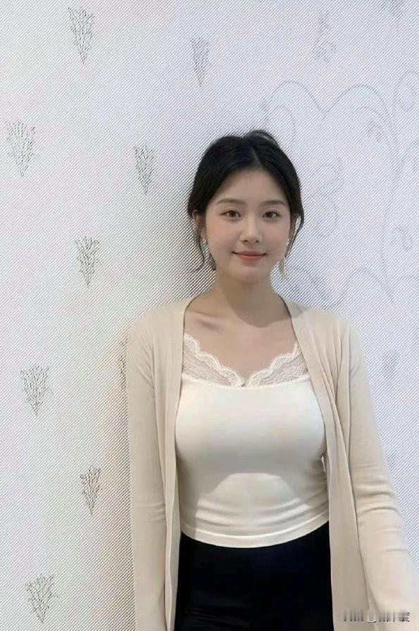 据说这是所有男人的理想型，
为什么？
又纯又欲，旺夫相 而且微胖有料，清纯脸、