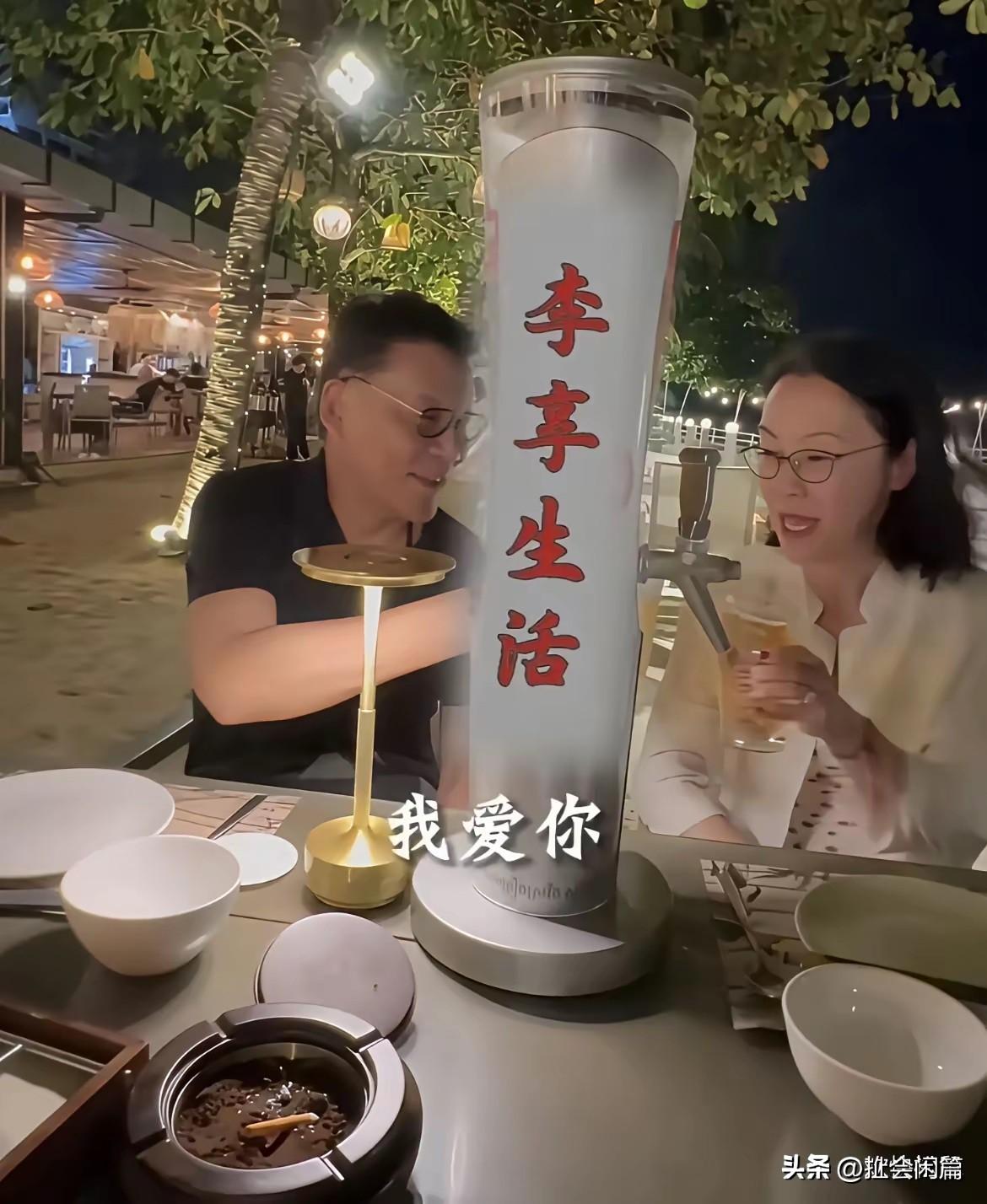 李国庆这个媳妇儿是真有办法，要求李国庆必须说我爱你，老李张不开嘴，媳妇儿就给他开