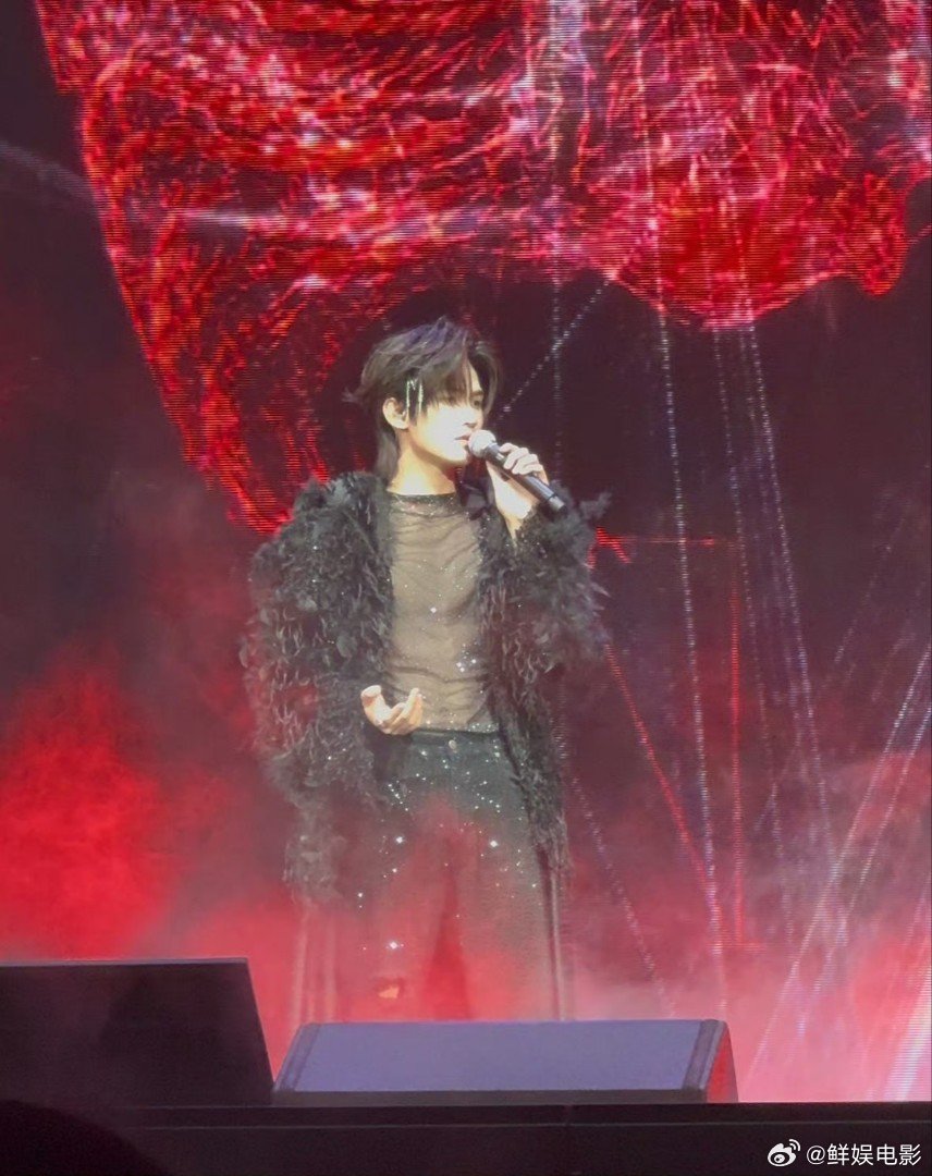 云旗透视装 云旗郝熠然澳门演唱会，云旗透视内搭好性感，是戴了剧里是面具吗！云旗摘