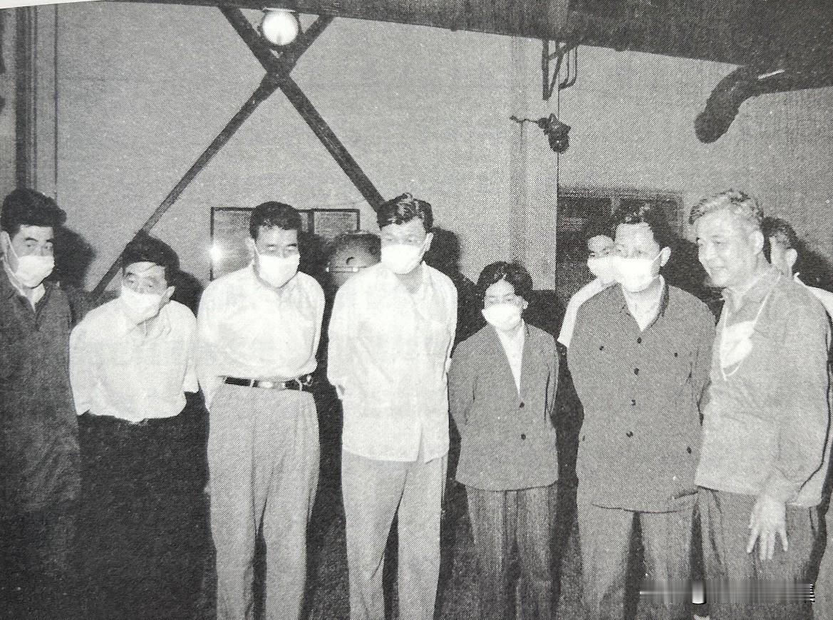 邓稼先（右一）生前在九院生产一线的老照片。他热情地勉励年轻党员，要在不同的岗位上
