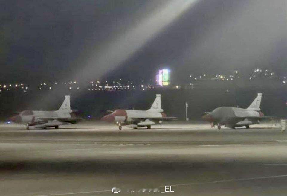 巴基斯坦向阿塞拜疆交付了首批JF-17 Block III战斗机，其中包括一架双