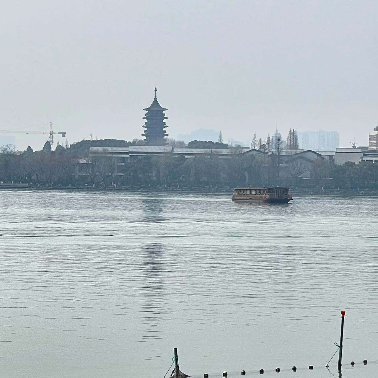 春已来！
景遍地！
闲暇之日赏湖水！
你不来！
他不来！
大地育物谁来摘！
凡间