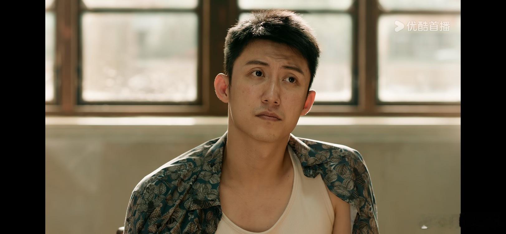 看到有人拿秦枫来说黄景瑜眼睛憔悴，我只能说天导会拍，黄景瑜已经靠自身过硬实力在他