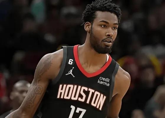 伊森虽然防守不错，态度很积极，篮板冲的凶，但他的进攻也是真的莽啊，上篮攻框那是相