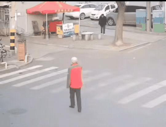 能跑的了吗？
哥们儿：于情于理都不应该走啊！人之常情都该过去看看老人，扶起老人，