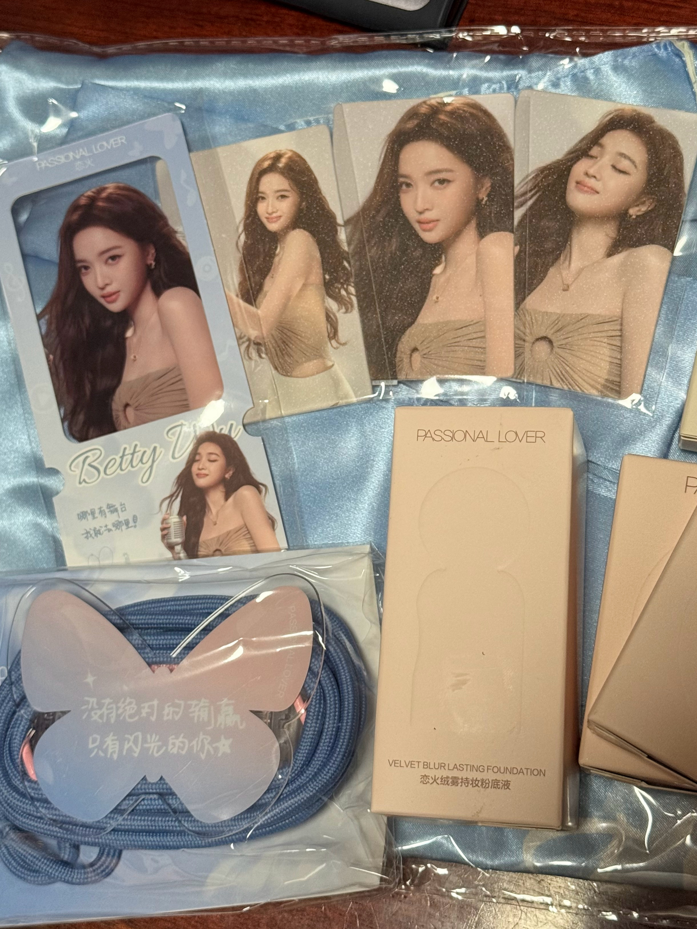 pl品牌代言人吴宣仪 wxy宣告仪式 超美的包包