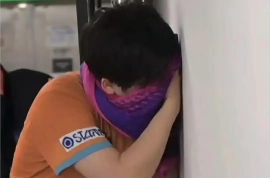 3-1领先王楚钦的17岁少年，最后两分钟反手拧拉连丢3分——蹲在球台边哭到肩膀发