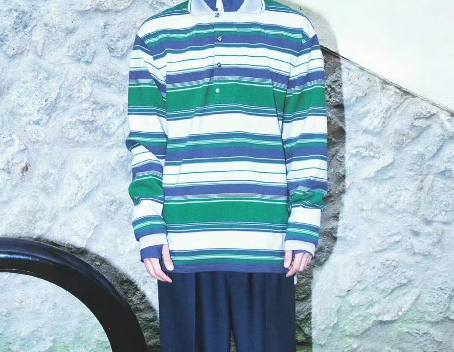 2026年了！还能看到这么土的衣服还垫肩了吧！ 