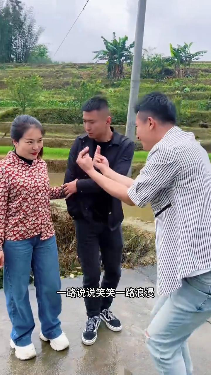 副驾的爱人你笑起来真好看，一边耶耶耶一边撒欢，一路说说笑笑一路浪漫。我的车轮我的