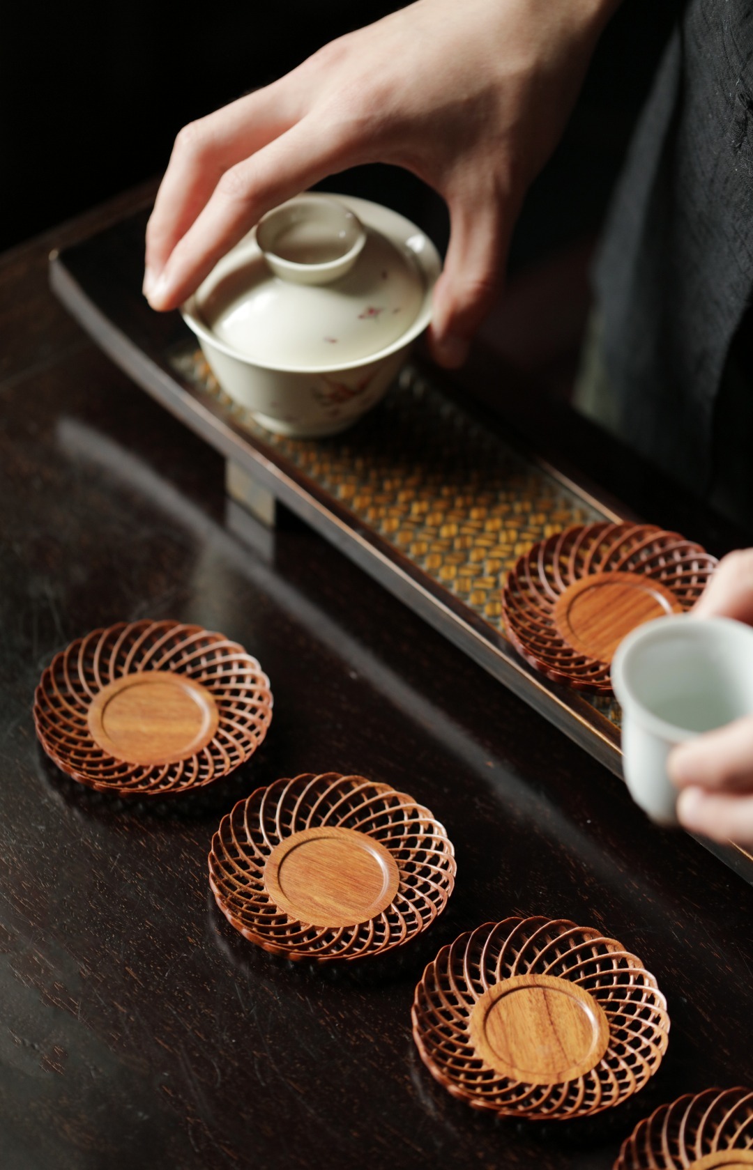 非洲酸枝 | 编织纹·杯垫仿编织纹，素雅精致；置茶席上，韵味十足。直径8cm 厚