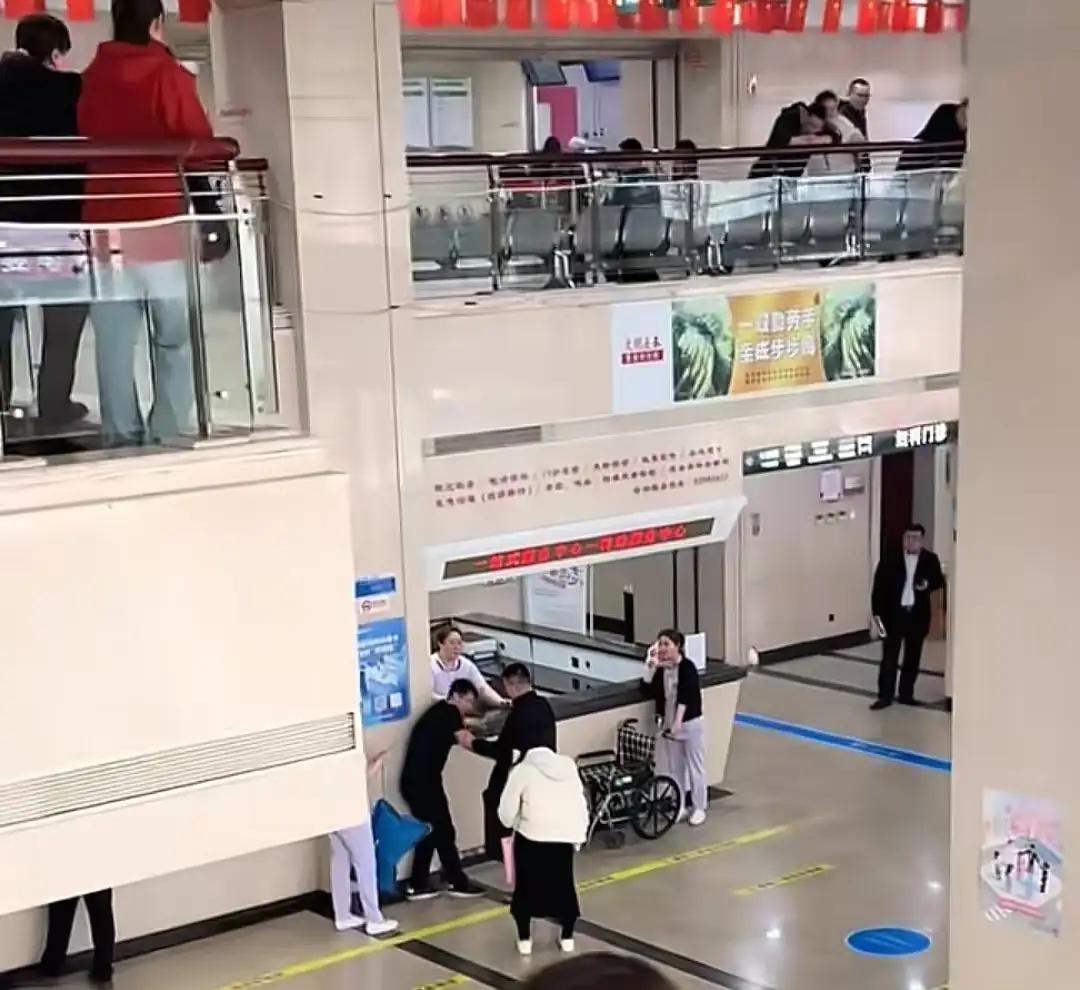 男子无法接受妻子产检医生是男性。
妻子怀孕，去医院产检，男子发现检查医生是男性，