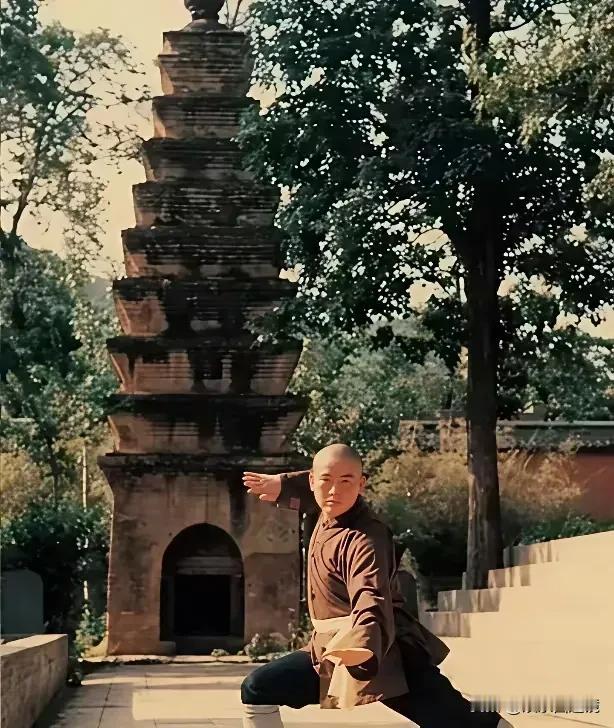 这是少年时期的释永信，在少林寺练武的一张照片。
照片中的他看起来精神抖擞，练武的
