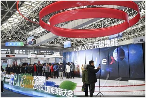 在国产算力的竞速赛里，今年的剧本属实有点精彩。
 
之前大家都觉得华为Atlas