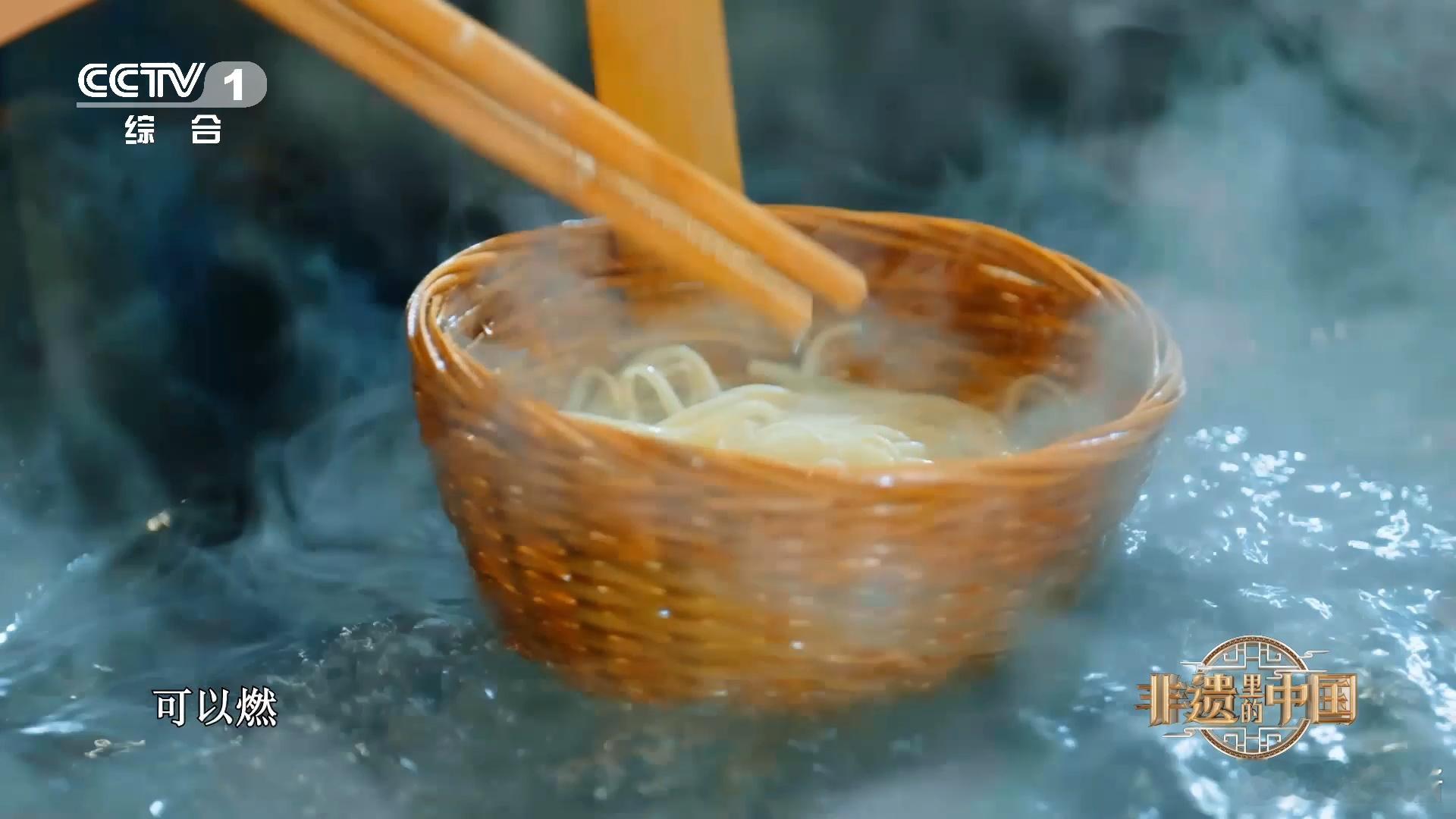 #四川这碗面要用几十种料# 四川宜宾燃面真的让人惊艳。那么多种料，口感肯定超棒。