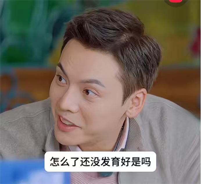 贾冰：“今年体检，身体就跟小孩一样。”

陈伟霆：“怎么了？还没发育好是吗？”
