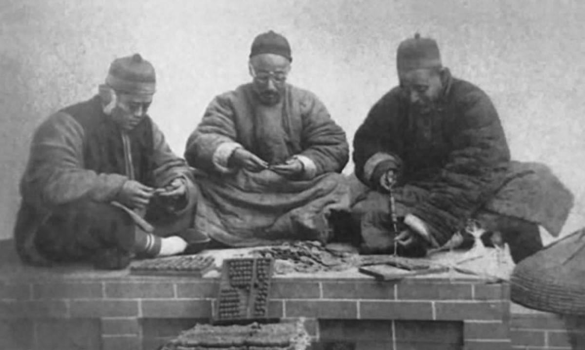一斗粮食进出都得反复核对三遍。这就是不少东北地主的真实日常，跟电视剧里那种天天喝