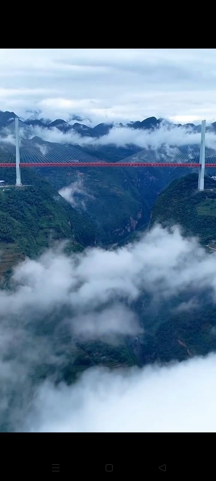 会，而且是系统性、颠覆性的重塑，不是局部微调。AI军备竞赛正从技术优势、力量对比