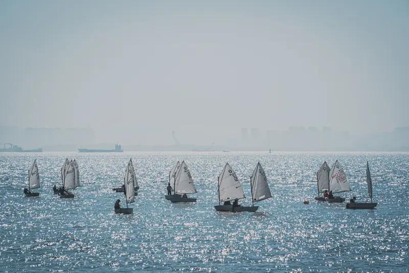 上联：孤骑踏云，万重山水归何处；
下联：群帆破浪，一蓑烟雨任平生。