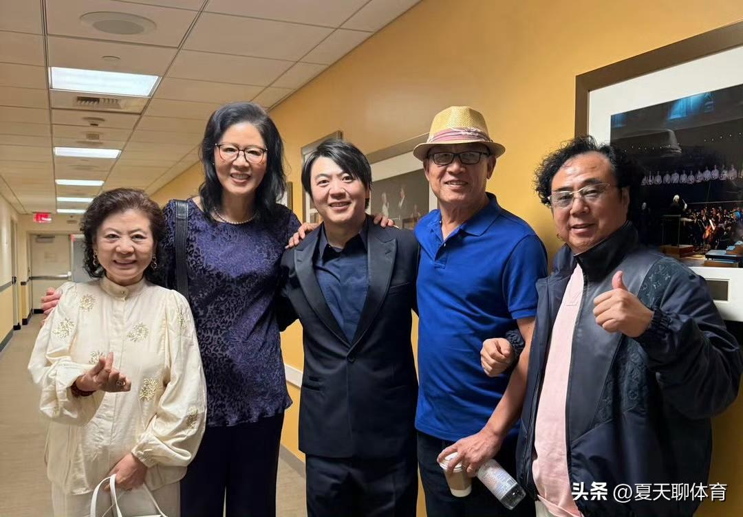 老友异国他乡相遇！郎导盛装出席携带丈夫王育成在美国加州赛格斯特，观看朗朗的音乐会