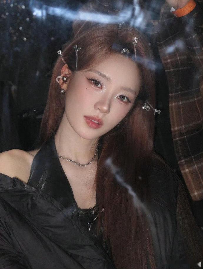 张月回应重登舞台再次站上舞台的她从容又坚定，把过往经历都化作底气，每一步都走得扎