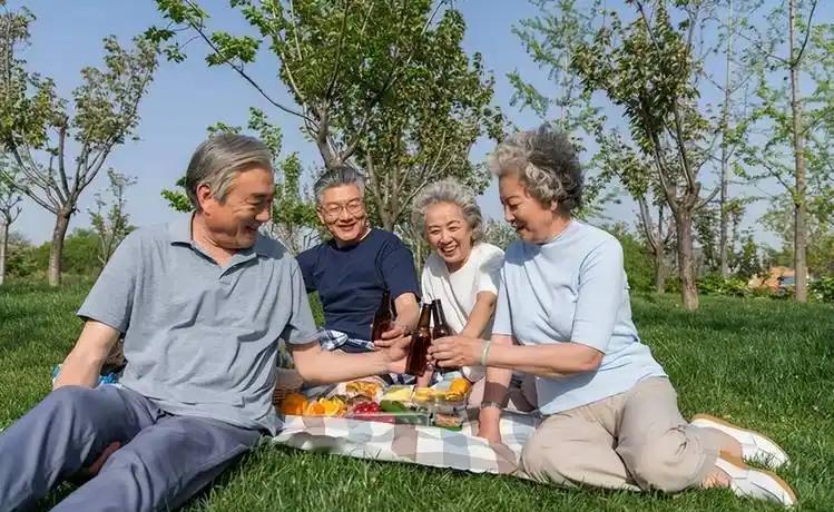 养老这事儿，真不是钱多钱少的事儿。
72岁阿姨退休金不多，种地聊天，活得有滋有味