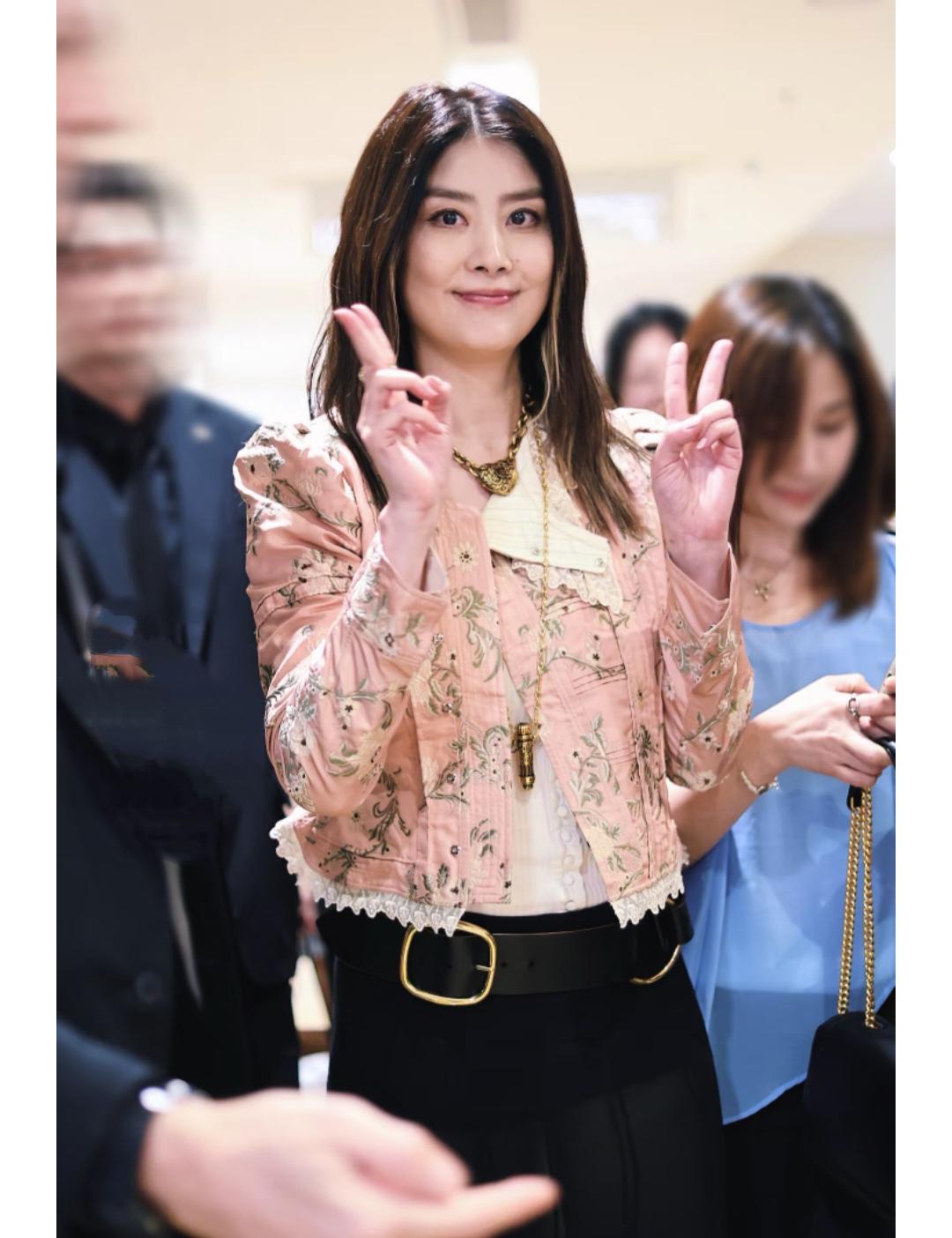 陈慧琳在上海恒隆广场表演，台下观众全是VIP客户
当陈慧琳得知1年需要消费200