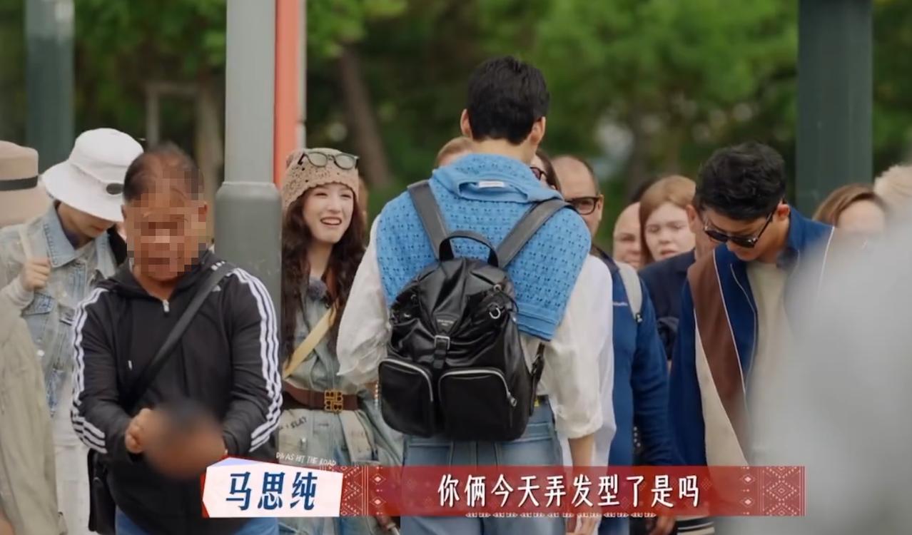 没想到马思纯还是个搞笑女！在《花少》中马思纯仰头看了龚俊和张晚意的发型，但只是问