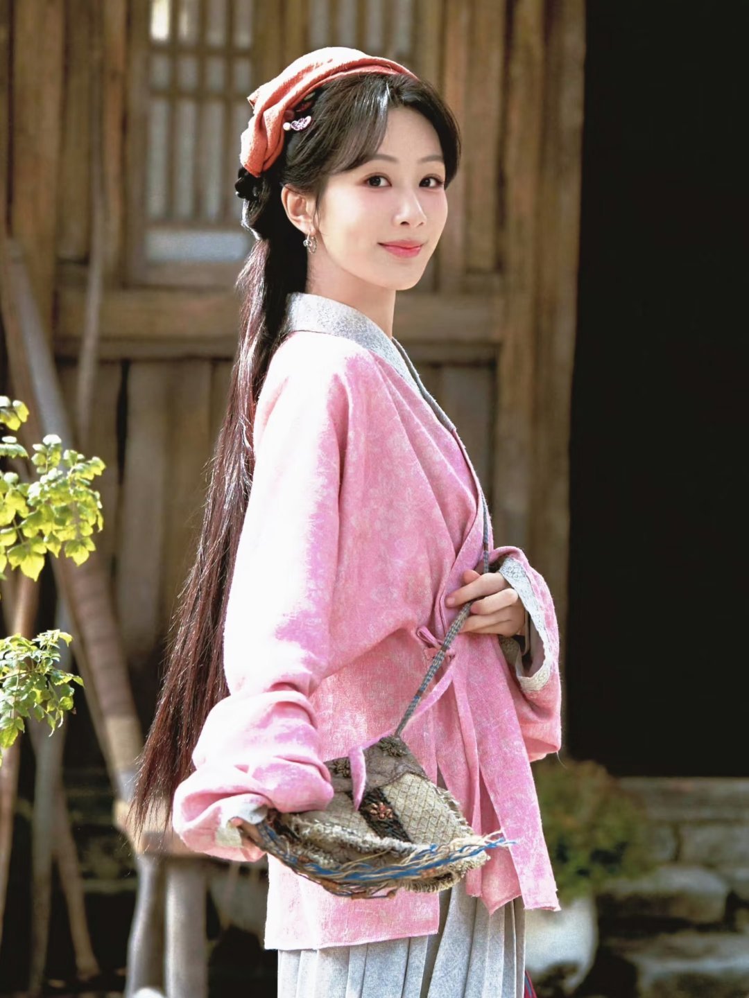 2026上半年站内破亿人气角色，你看过哪个？1.杨紫《家业》李祯2.鞠婧祎《月鳞