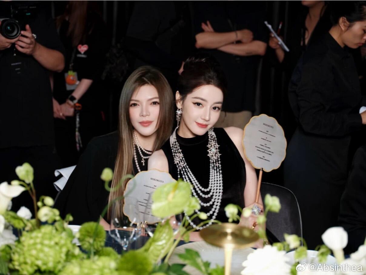 迪丽热巴就这样俘获美女姐姐的一颗真心 