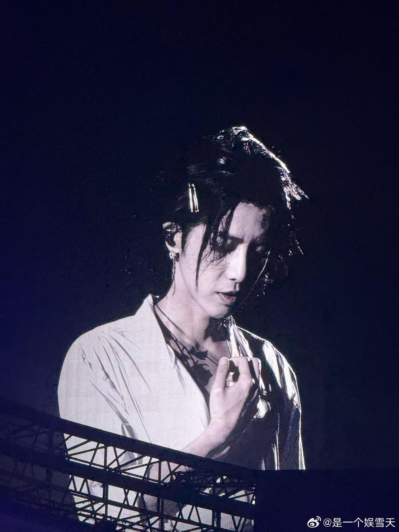 华晨宇新舞美几何美学世界火星乐园2.0舞美将科技与美学结合，三棱柱动态变换，为观