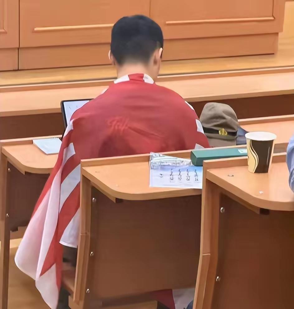 我觉得陈宇昕事件不简单。一个留学莫斯科大学学历史的成年人，不会不知在课堂上身披旭