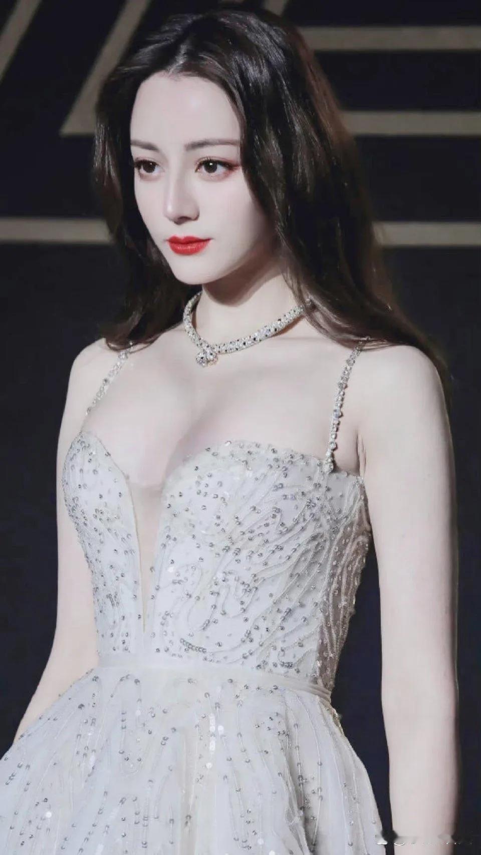 迪丽热巴适合出演杨玉环，肥美身材，神仙颜值，这李隆基不眼馋才怪。