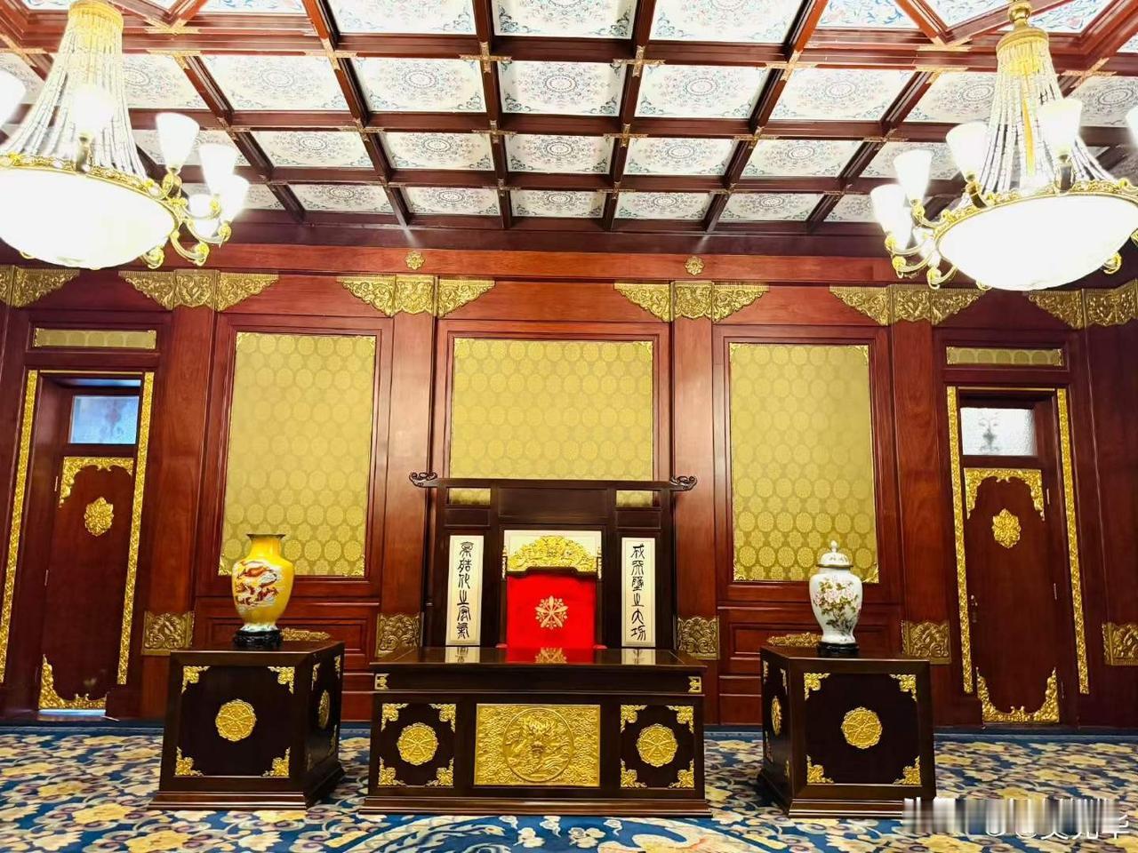 走进长春伪满皇宫博物院。
华丽宫墙之下，是一段国破家亡的沉重过往。
以史为鉴，珍