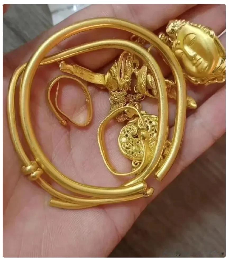 家人们谁懂啊！
卖了两个黄金手镯，一个是黄金手镯，一个是推拉手镯。一个是44克的