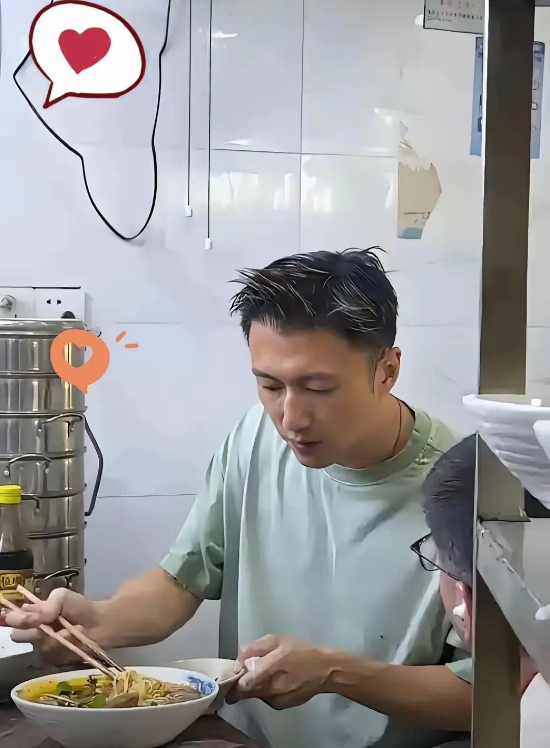 王菲这辈子都不会离开谢霆锋！

原因很简单的，

谢霆锋这次重庆演唱会结束，去吃