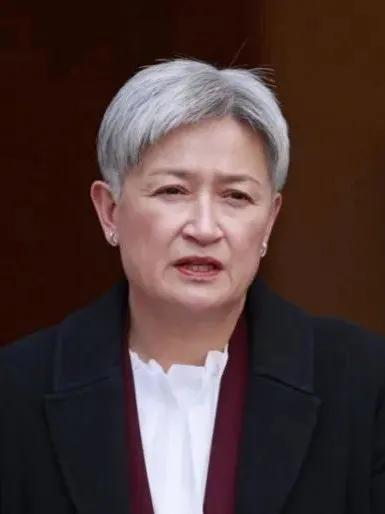 7月21日，澳大利亚外长黄英贤在马尼拉接受彭博社记者采访时说，亚太地区正经历“二