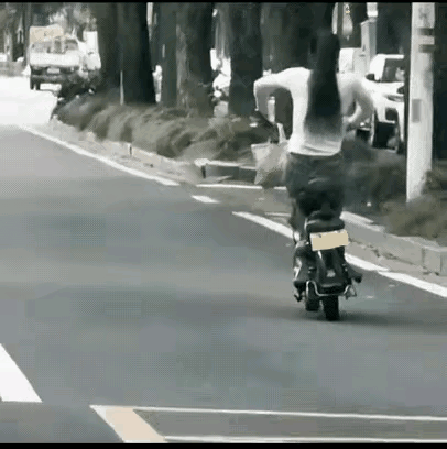 真难受！
是痔疮犯了，肯定是；不然就是戴着耳机听到动情感人的音乐了，扭扭屁股动起