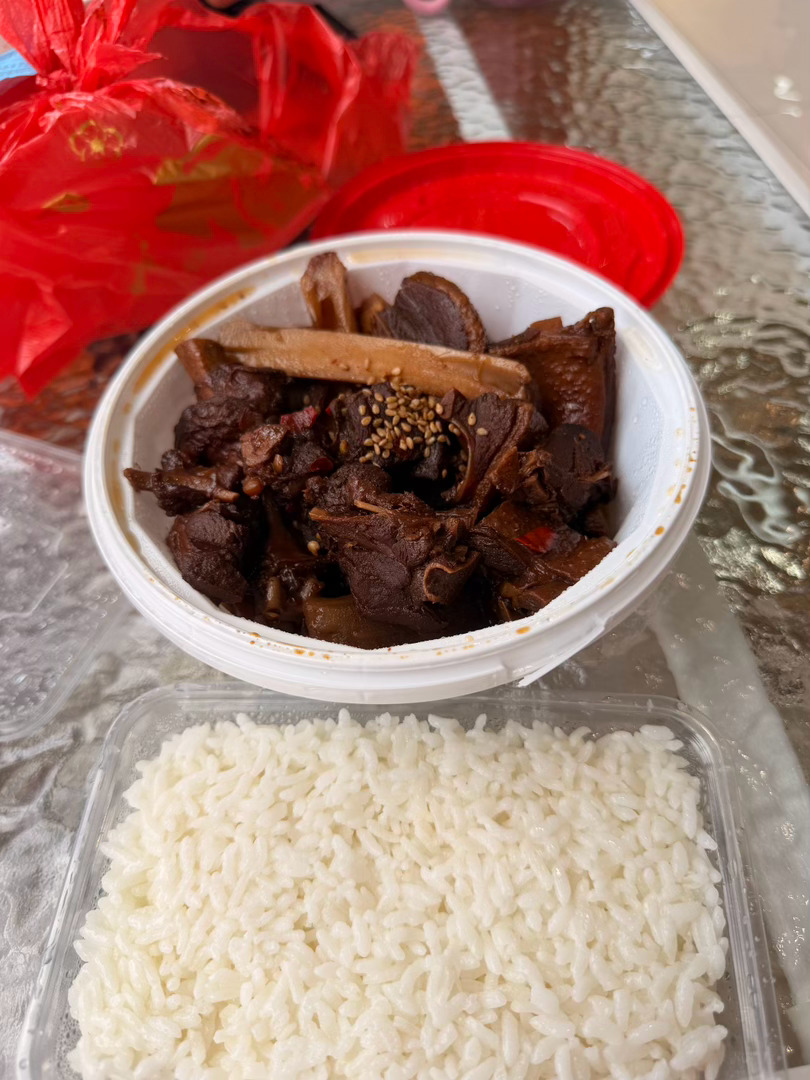 整个房间都是黄瓜紫薯的味道，我的黑鸭煲显得格格不入，吃得正香，一个女生走过来看着