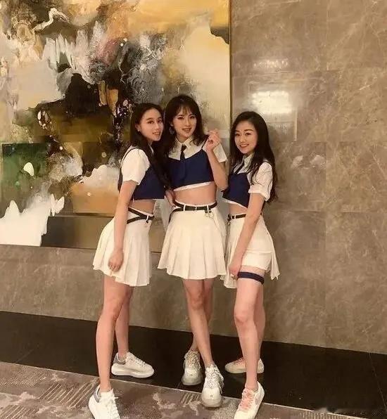 姚安娜在哈佛读书期间和赌王小女儿何超欣还有袁亚非女儿袁九儿经常一起聚会，几人关系