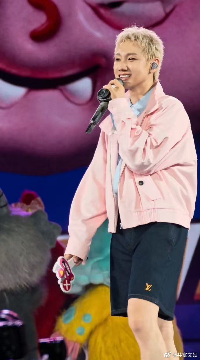 汪苏泷心情像过年给家里人表演汪苏泷说你们不喜欢我就哭 谁刷到这段直接红了眼！在万