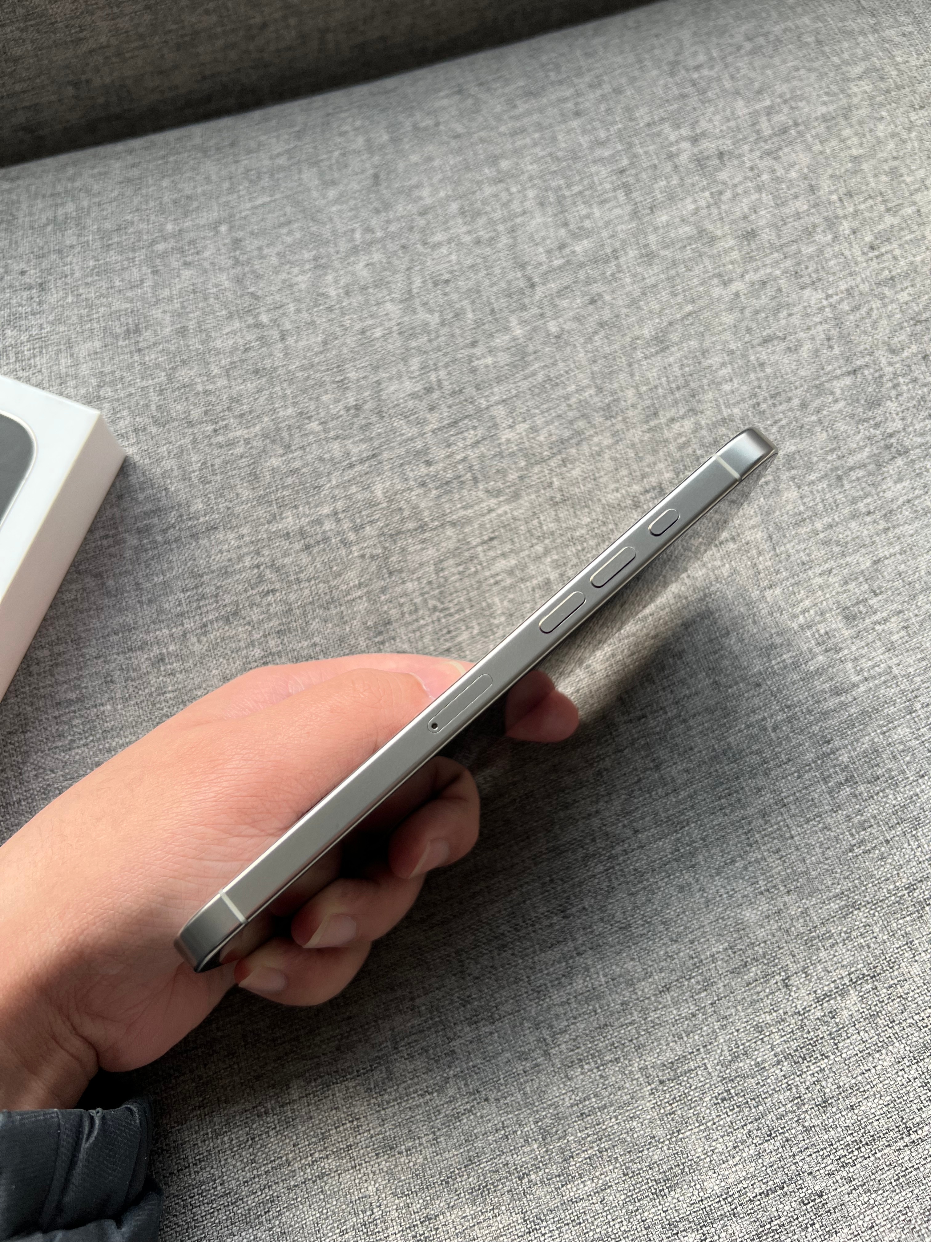 国行带票iPhone16 Pro Max 256G 原色，屏幕完美，中框小磕，电