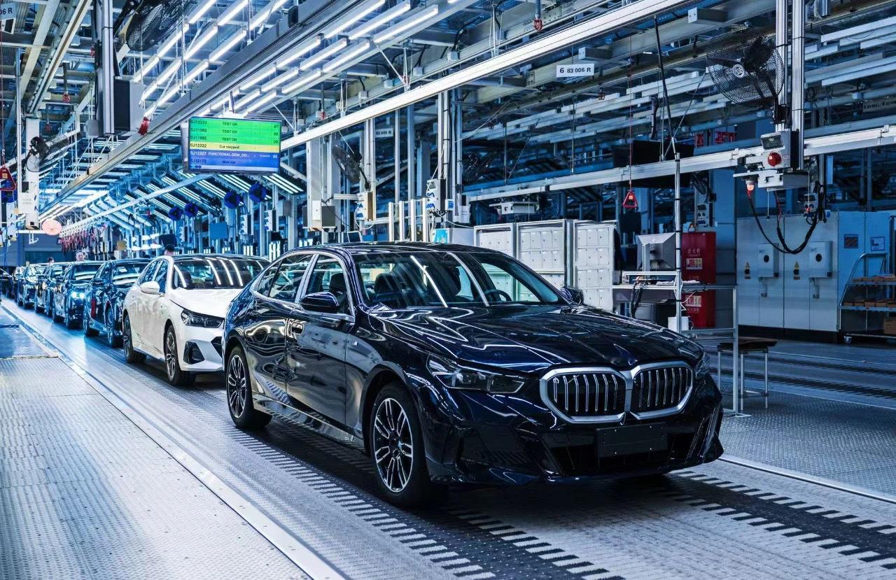 汽车资讯华晨宝马大东工厂第350万辆车下产线，是一辆BMW 5系，国产5系至今已