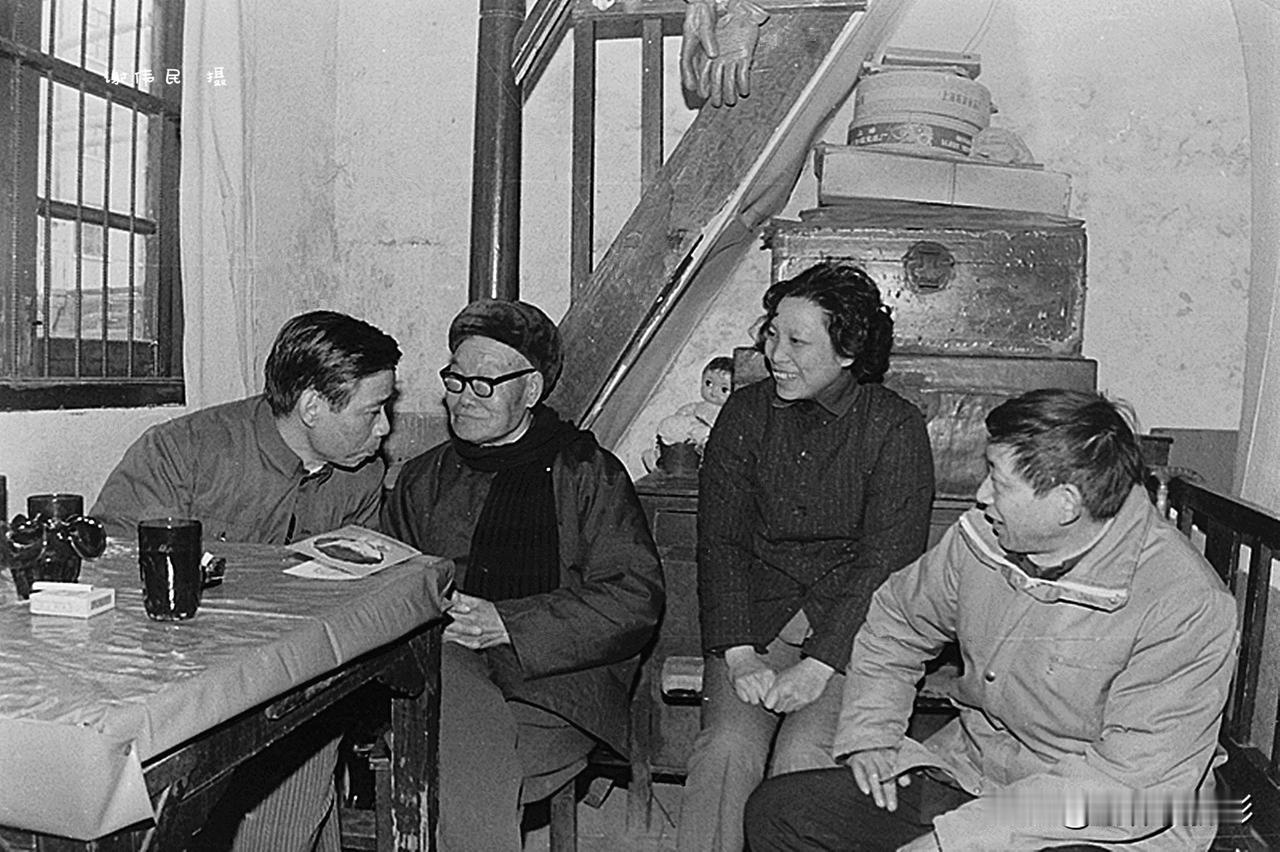 #谢伟民老照片# 1985年12月24日，随上海市总工会副主席蒋明道（图左）走访
