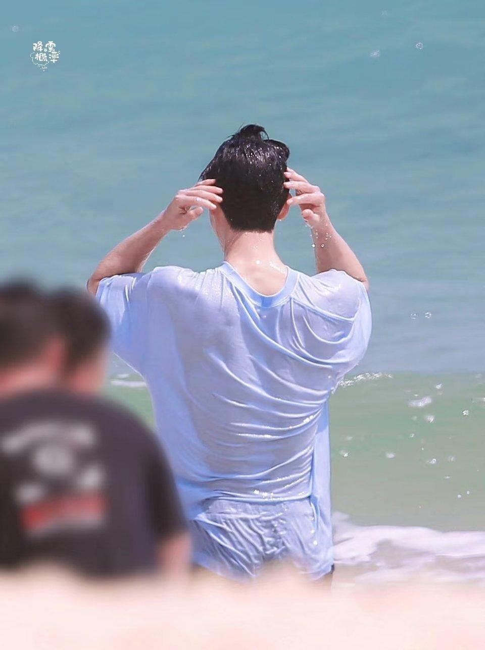 在跑男看到李昀锐冲澡了 主动挺身而出担下冷水惩罚，清爽少年直面喷淋，温柔又有担当