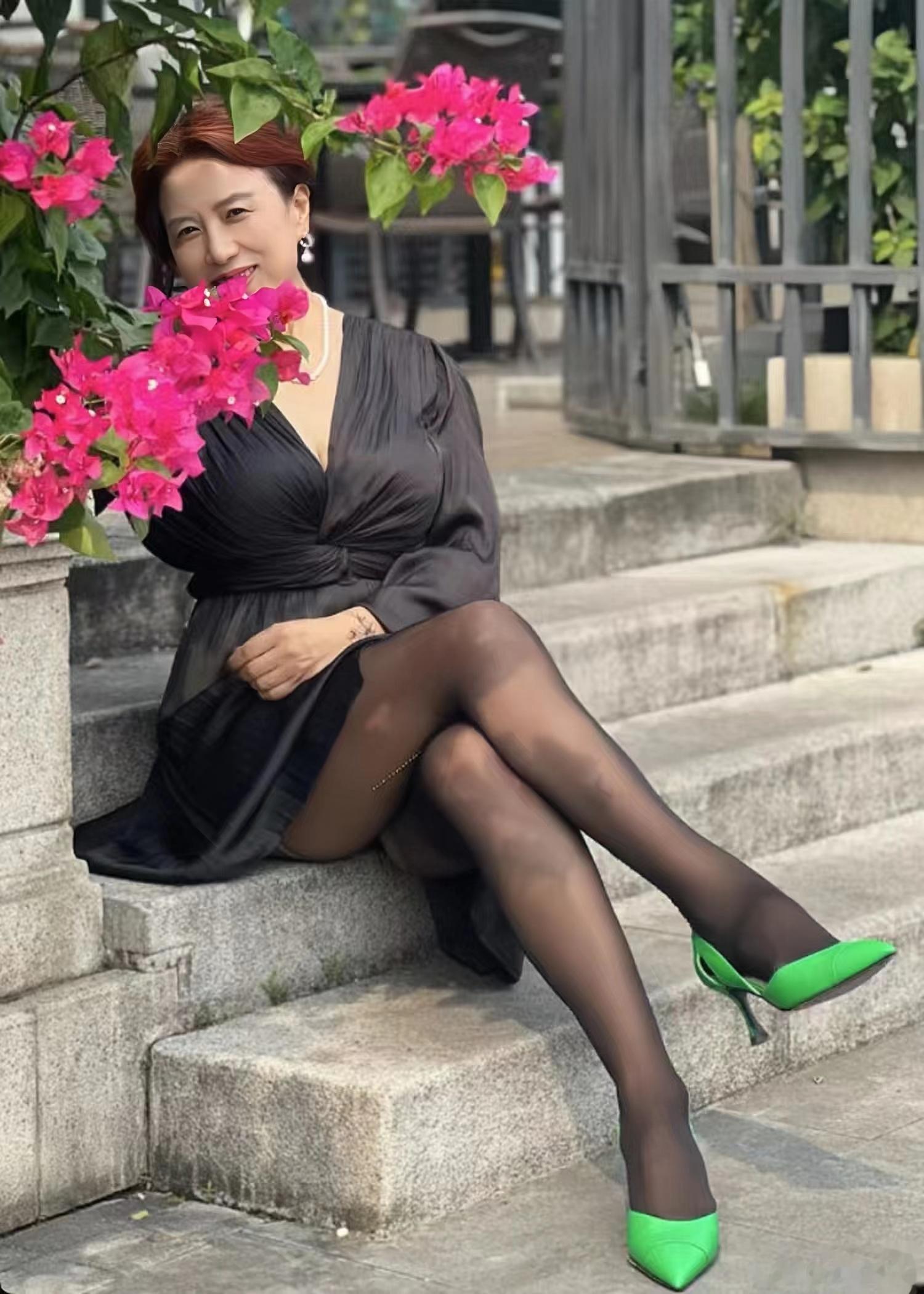 五十路阿姨丰腴黑丝 ​​​