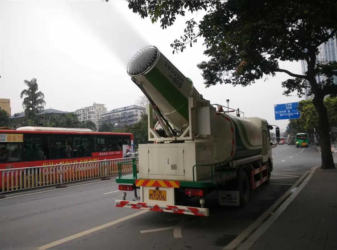 乌鲁木齐园林部门，你们是否考虑一下今天能否出动那种喷雾车？在一些固定的地方喷那种