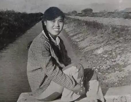 1969年，一位21岁城里女知青响应号召嫁给大山里的贫困老光棍。新婚夜，女知青刚