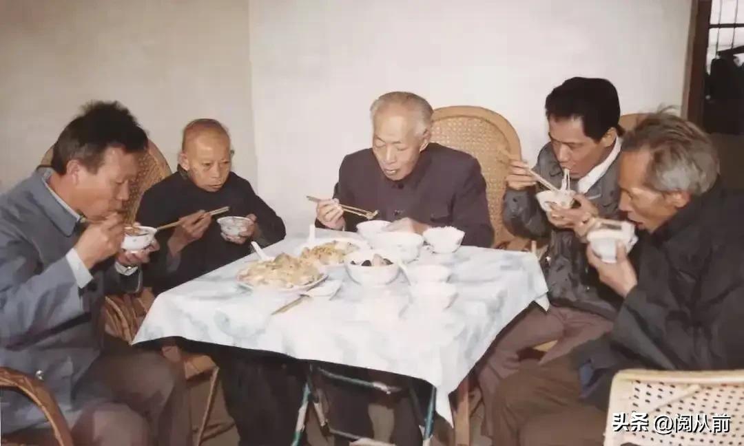 1989 年深冬，陈丕显同志回到福建上杭老家，一场再普通不过的家庭聚餐，在当地留