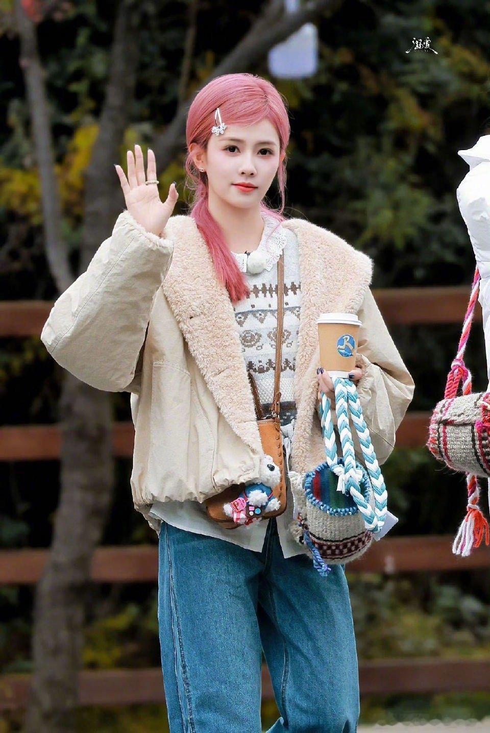 白鹿跑男新疆要染限定发色奔跑吧 白鹿的头发跟着跑男旅程一起变色！从西藏桃花粉到新