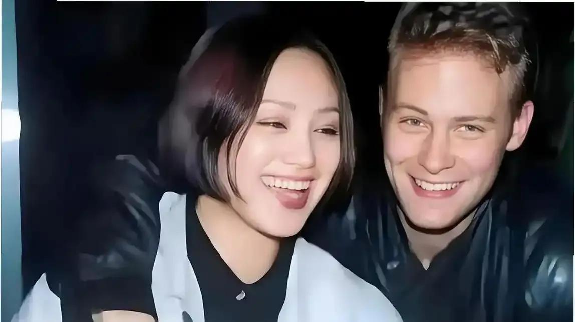 宁静结束和美国前夫的婚姻之后，整整十五年没有再嫁人。离婚的时候，她主动放弃了前夫